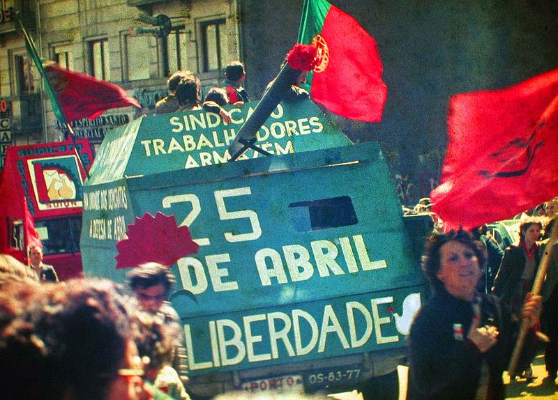 porque se llama Revolución de los claveles